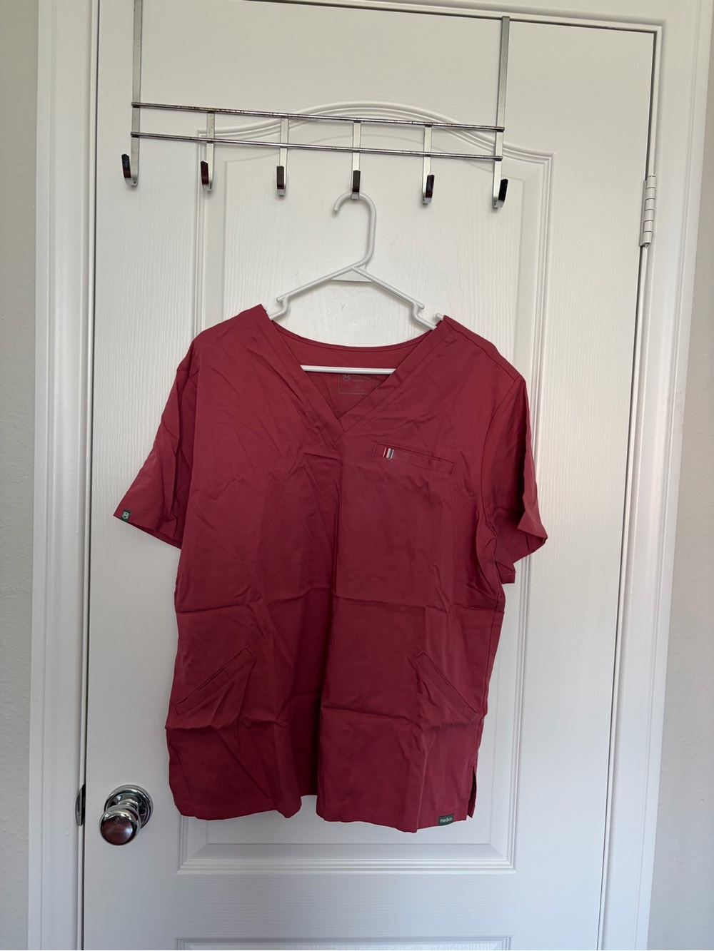 Mediclo scrub top in mauve